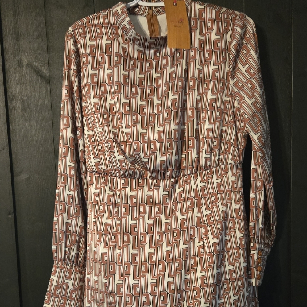 Tan and White Sheath Dress with Bishop Sleeves